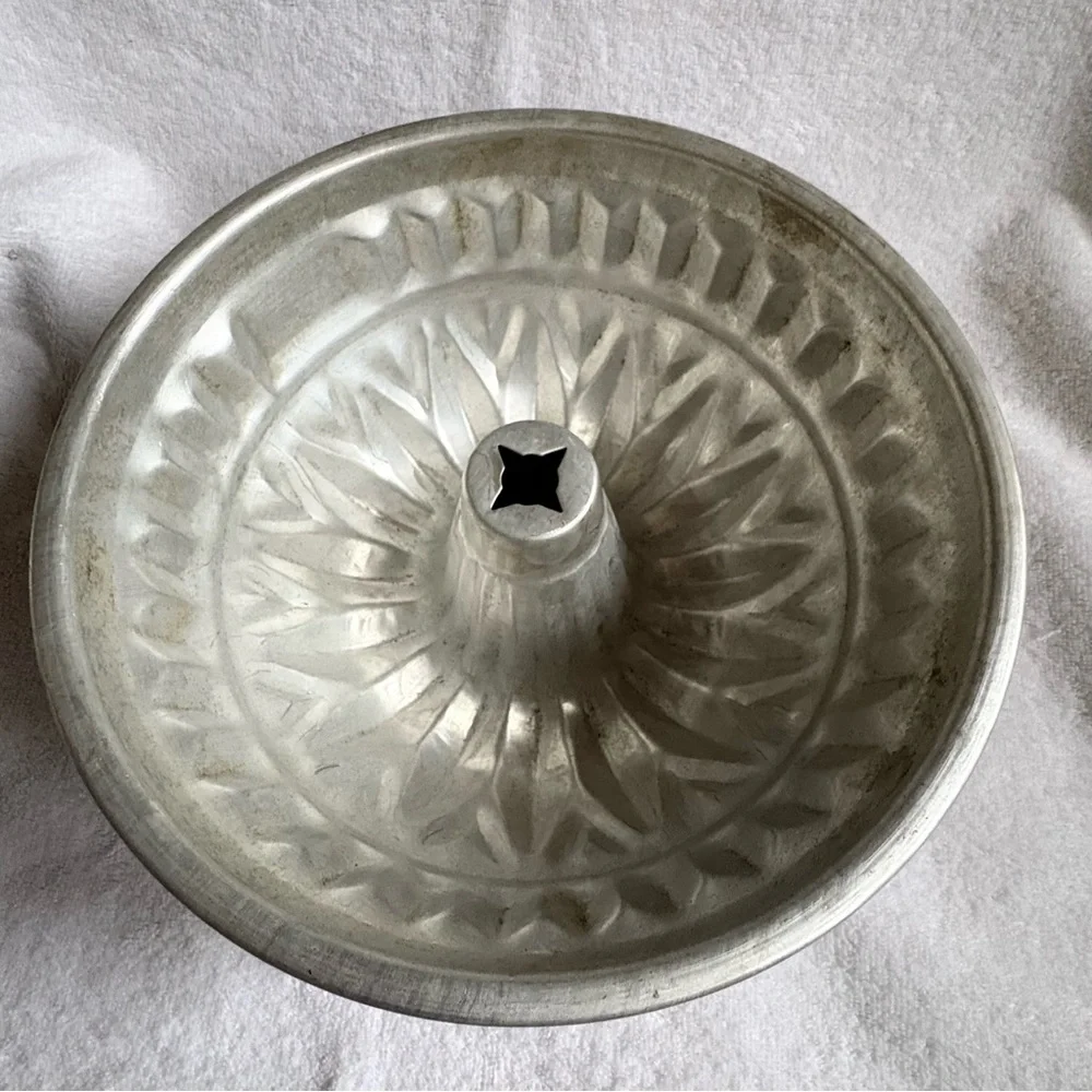 Aluminum Vintage Silver Bundt Baking Pan